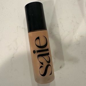 Saie Glowy Super Skin 11